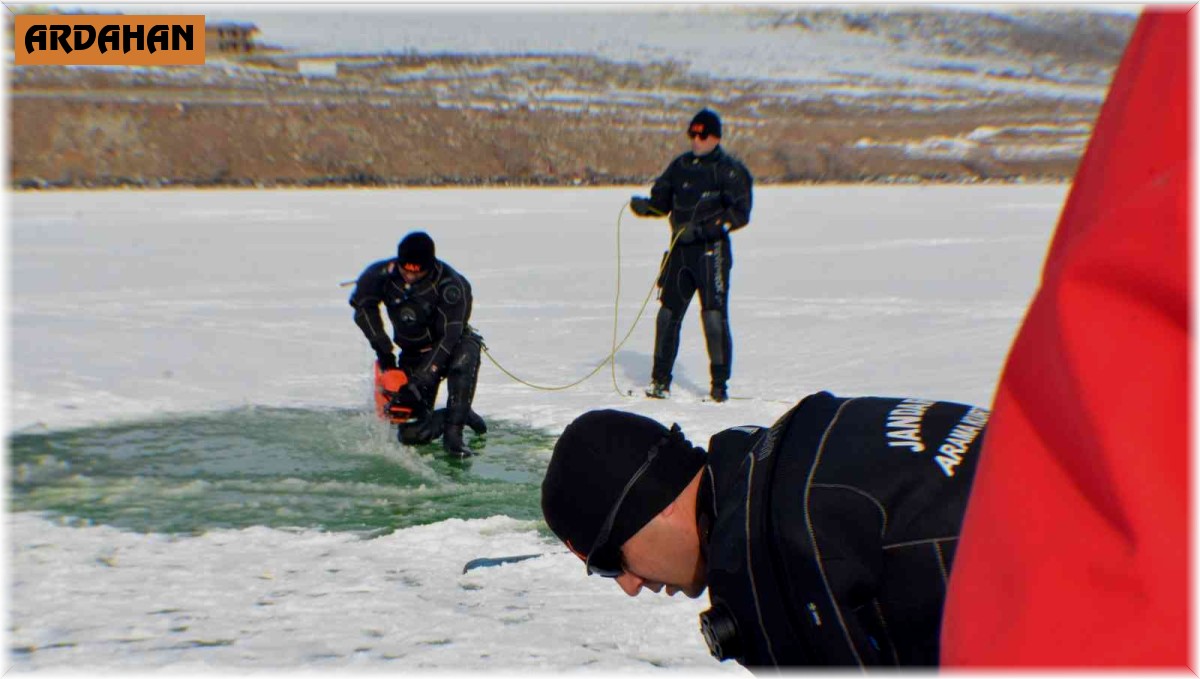 Donan gölde testere ile buzu kesip dalış yaptılar
