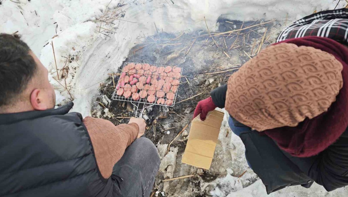 Donan Nazik Gölü üzerinde sucuk ekmek keyfi