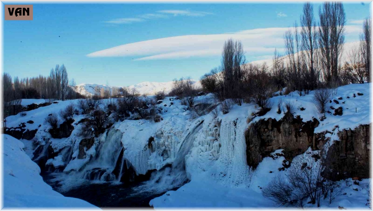Donan şelalenin eşsiz güzelliği büyülüyor