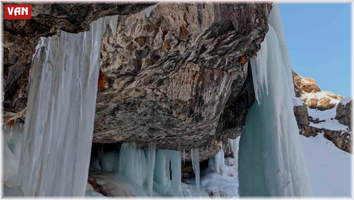 Donan Sütun Şelalesi hayran bıraktı