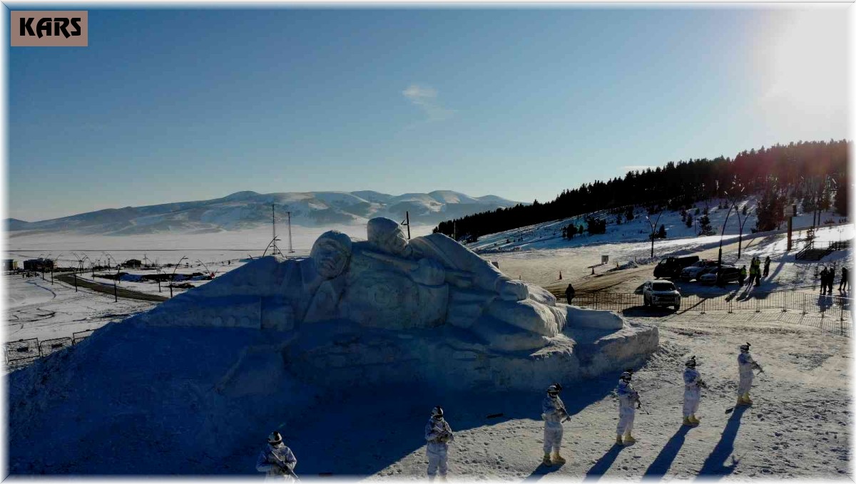 Donarak şehit olan kahramanların kardan heykelleri görüntüsüyle büyülüyor