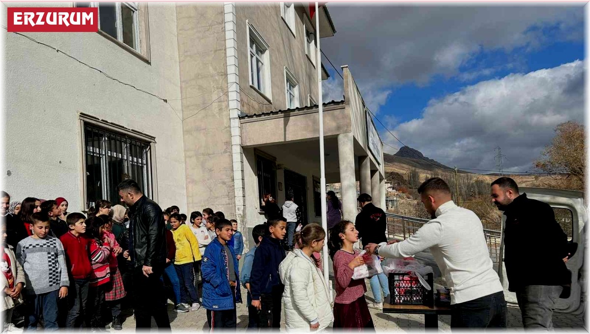 DONAS, Öğretmenler Günü'ne özel okullarda döner ve ayran dağıttı