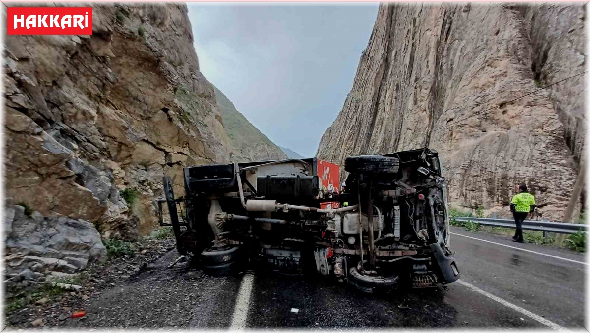 Dondurma nakil aracı devrildi: 2 yaralı