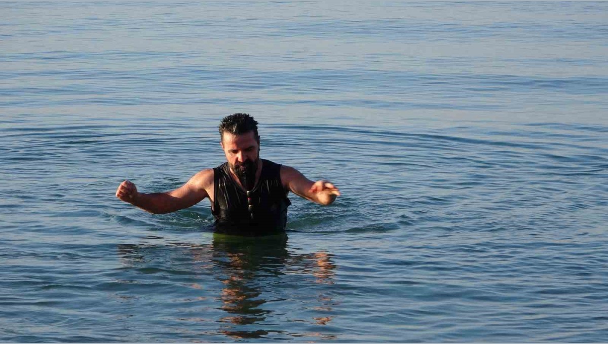 Dondurucu soğuğa meydan okudular: Van Gölü'nde eksi 9 derecede yüzme mesaisi