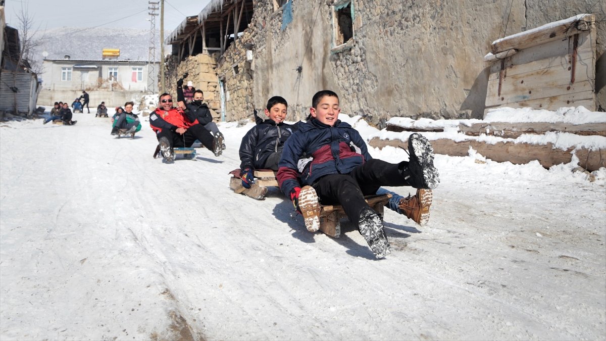 Dondurucu soğuklar da Erzurumlu çocukların kızak eğlencesine engel olmuyor