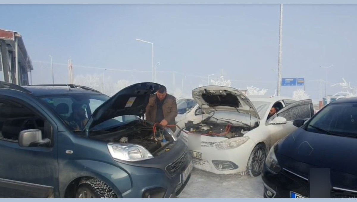 Dondurucu soğuklar nedeniyle onlarca araç çalışmadı