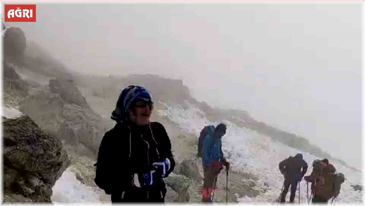 Dondurucu soğuklarda Ağrı Dağı zirvesine tırmanış