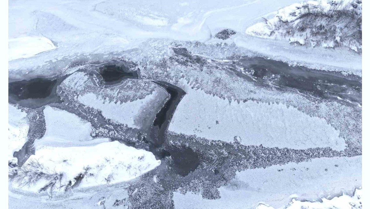 Dondurucu soğukların hakim olduğu Muş'ta Karasu Nehri buz tuttu