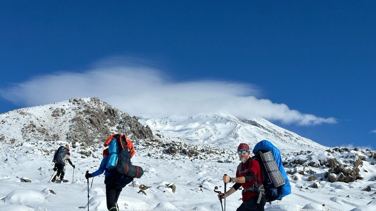 Dondurucu soğukta 4 gün boyunca Ağrı Dağı'na tırmandılar