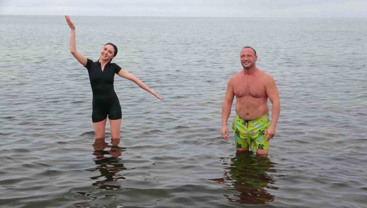 Dondurucu soğukta Van Gölü'nde yüzdüler