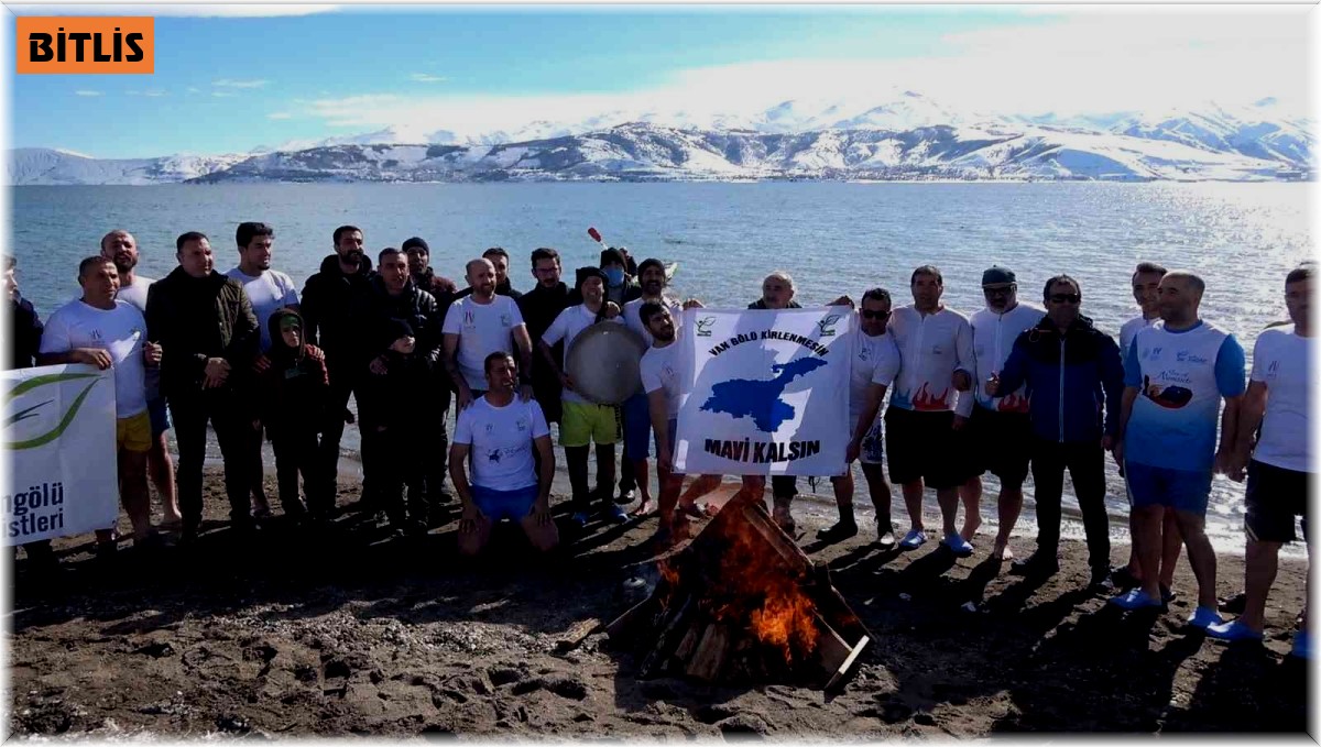 Dondurucu soğukta Van Gölü'nde yüzdüler