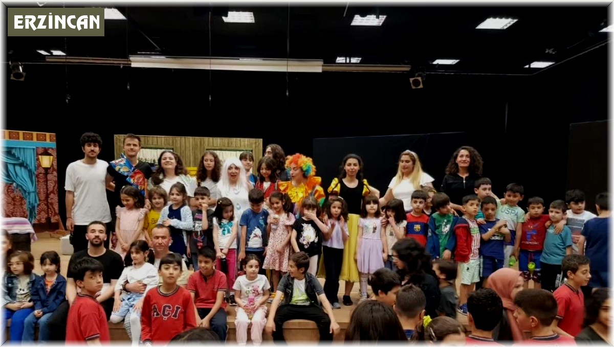 "Dönüşüm Muhteşem Olacak" tiyatro oyunu sahnelendi