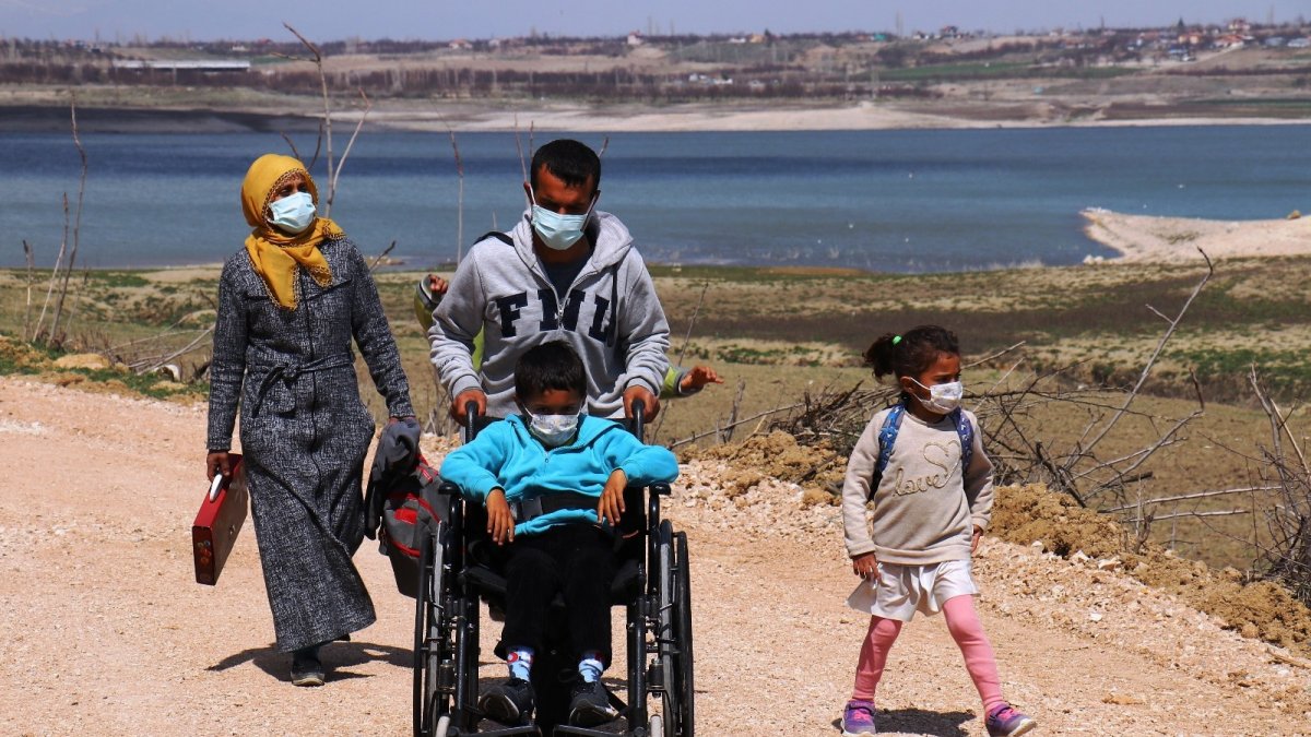 Dört gözle okul yolunun yapılmasını bekliyor