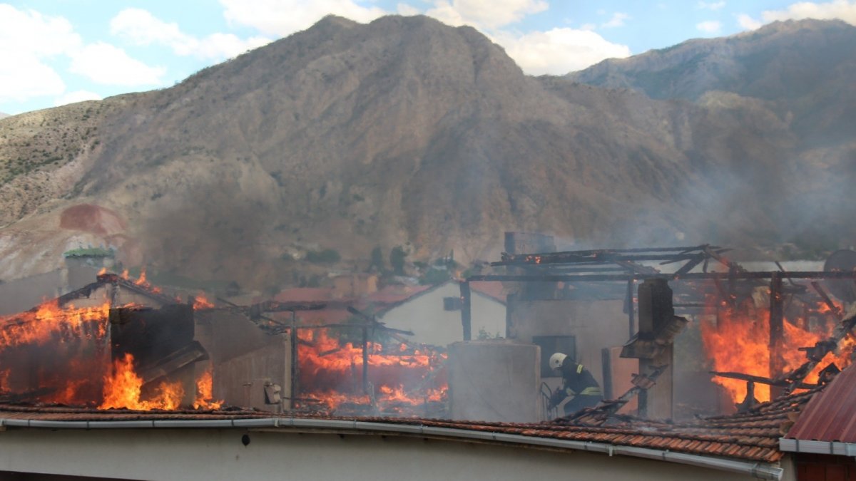 Dört katlı binanın çatısında çıkan yangın korkuttu