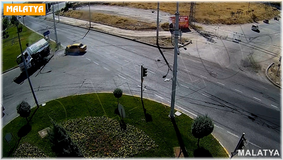 Dört kişinin yaralandığı feci kaza kameraya yansıdı