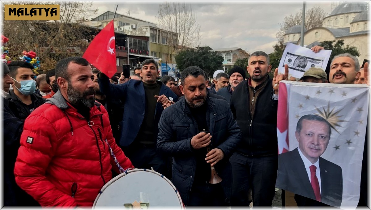 Dövizdeki düşüşe sevinen Malatyalılar, bu kez de şehir merkezinde halay çektiler, tatlı dağıttılar