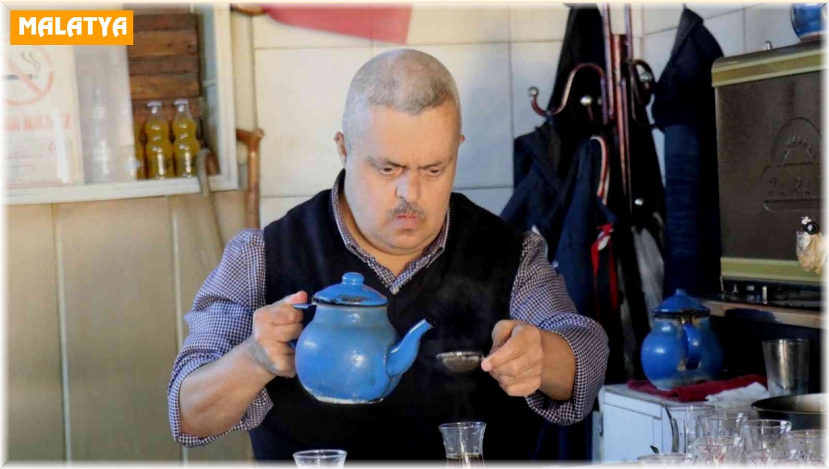 Down sendromlu çaycı, esnafın neşe kaynağı