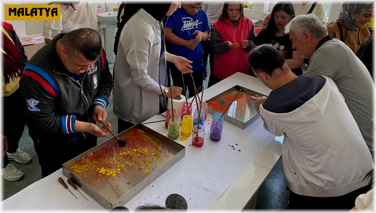 Down sendromlu çocukların Ebru Sanatı heyecanı