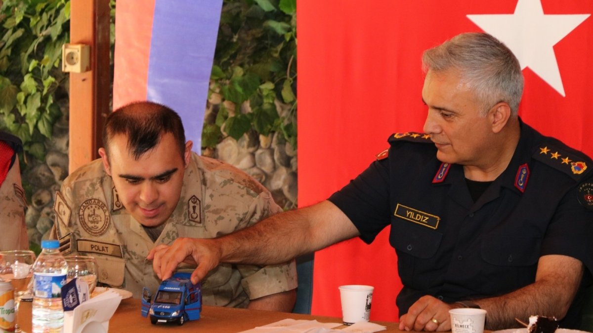 Down sendromlu Enes'in Mehmetçik olma mutluluğu