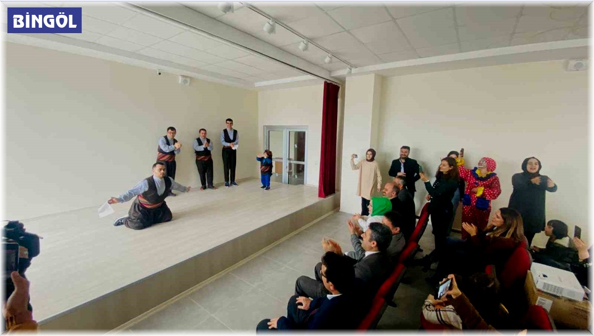 Down sendromlu halay ekibi hem coştu hem coşturdu