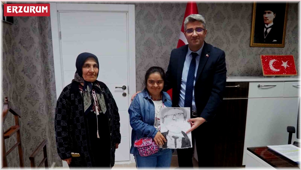 Down sendromu Kısmet Pala karakalem çalışmasını kaymakama hediye etti