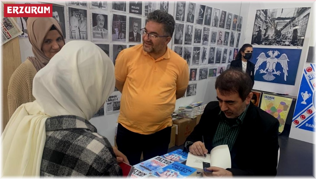 Dr. Mehmet Yavuz kitaplarını imzaladı