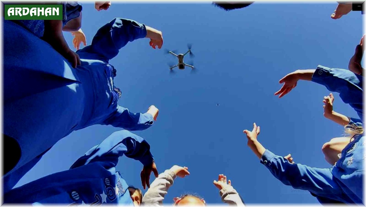 Dron ile ilk tanışan öğrencilerin mutluluğu