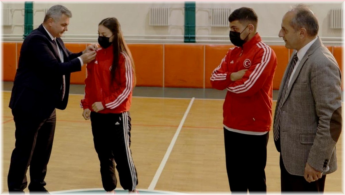 DSİ Bölge Müdürü başarılı sporcularını altınla ödüllendirdi