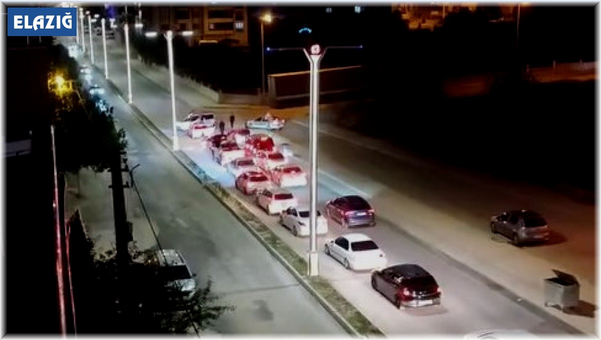 Düğün konvoyunda araçtan inip trafiği durdurup, havaya rastgele ateş açtı