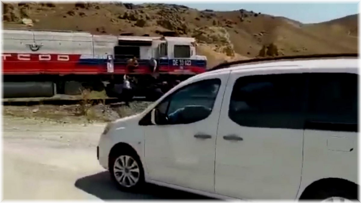 Düğün konvoyunun önünü trenle kestiler