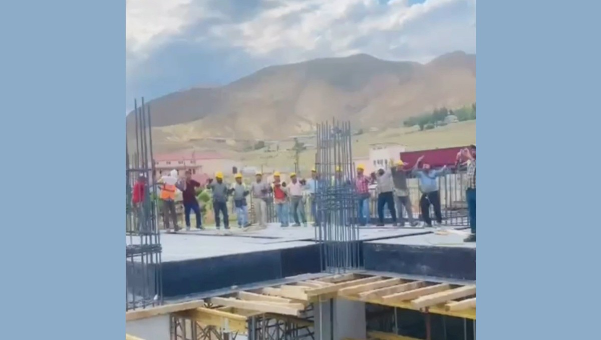 Düğün salonunda çalan müziğe eşlik eden işçilerin görüntüsü gülümsetti