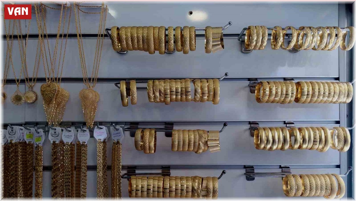 Düğün sezonuyla birlikte imitasyon takılara ilgi arttı