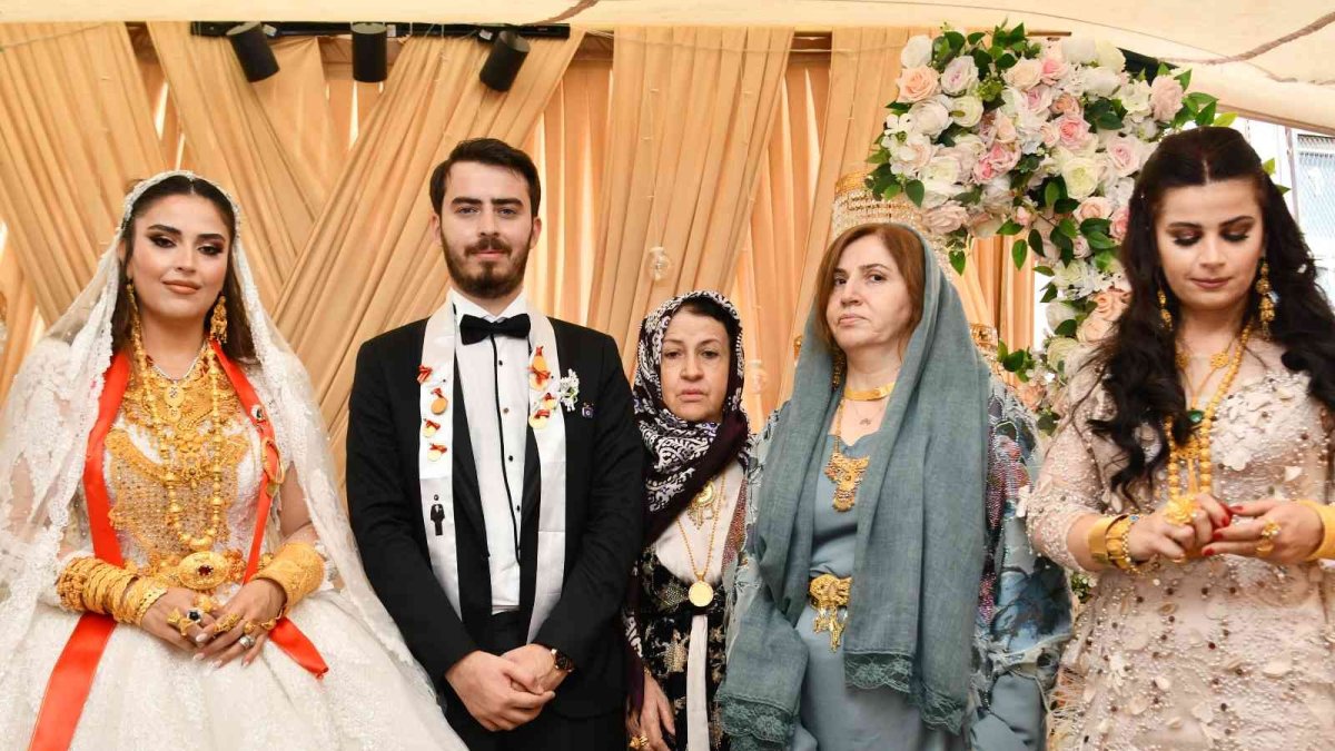 Düğünde geline 4 kilo altın takıldı