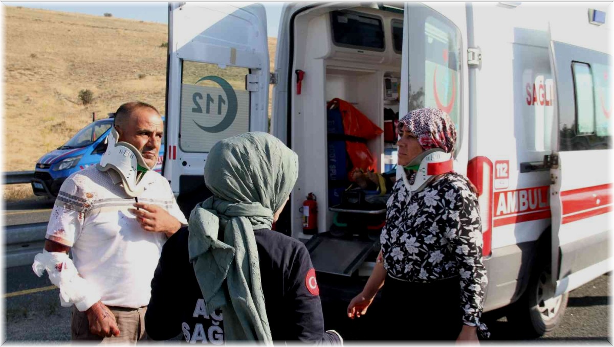 Düğünden dönen minibüs yan yattı: 14 yaralı