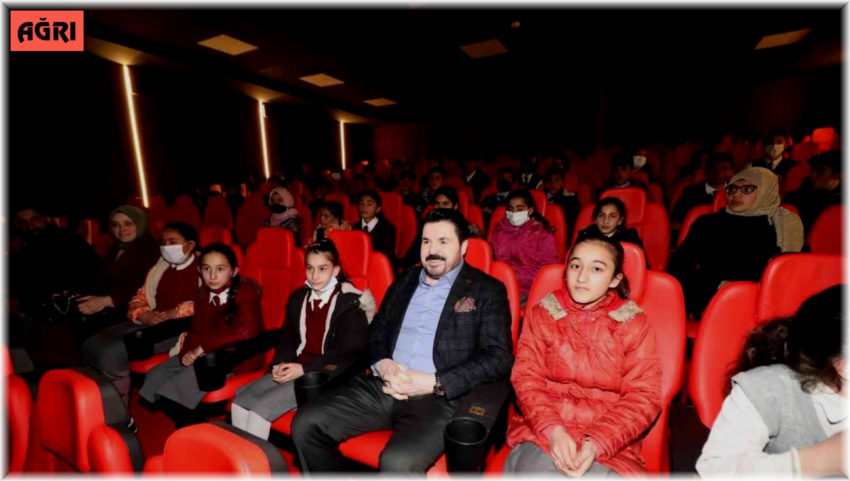 Dünya Ağrılılar Gününde köy çocukları sinema ile buluştu