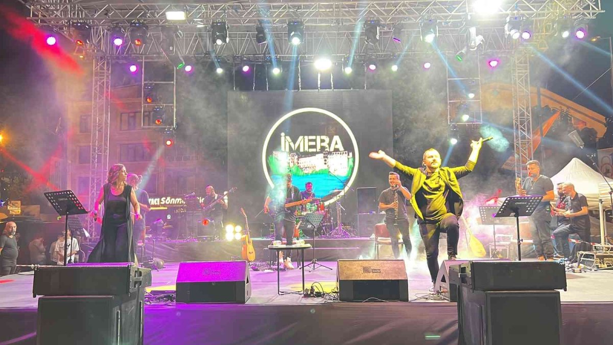 Dünya Düzce Günleri'nin dördüncü gününde İmera sahne aldı.