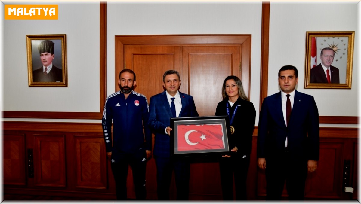 Dünya Kadınlar Boks Şampiyonu sporcuya Vali Şahin'den hediye