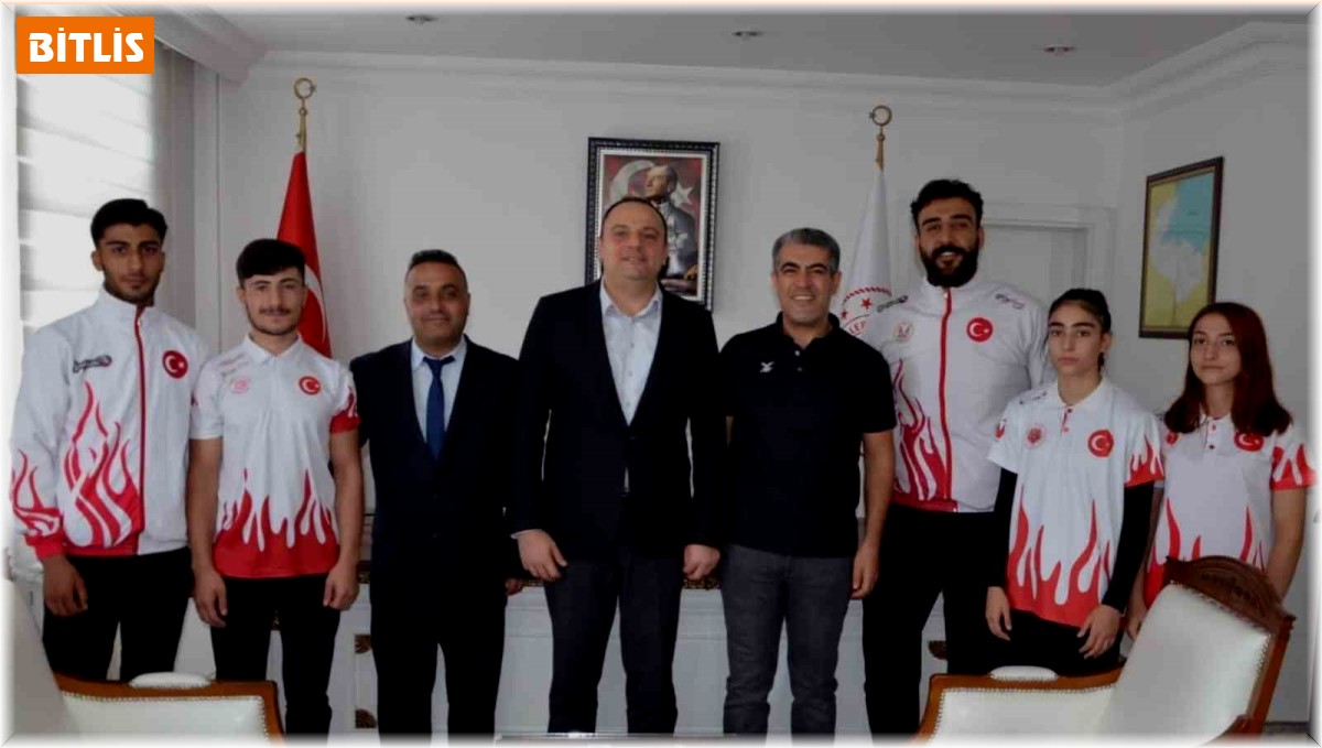 Dünya kupasına gidecek sporculardan Kaymakam Demir'e ziyaret