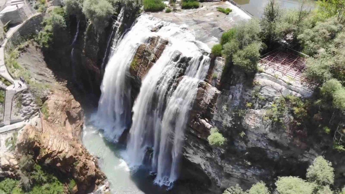 Dünya'nın en büyük 3'üncü şelalesi kurban bayramında da vatandaşların uğrak yeri oldu