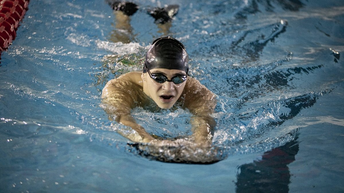 Dünya Şampiyonası'na Erzurum'da hazırlanan Ukraynalı işitme engelli yüzücülerin aklı ailelerinde