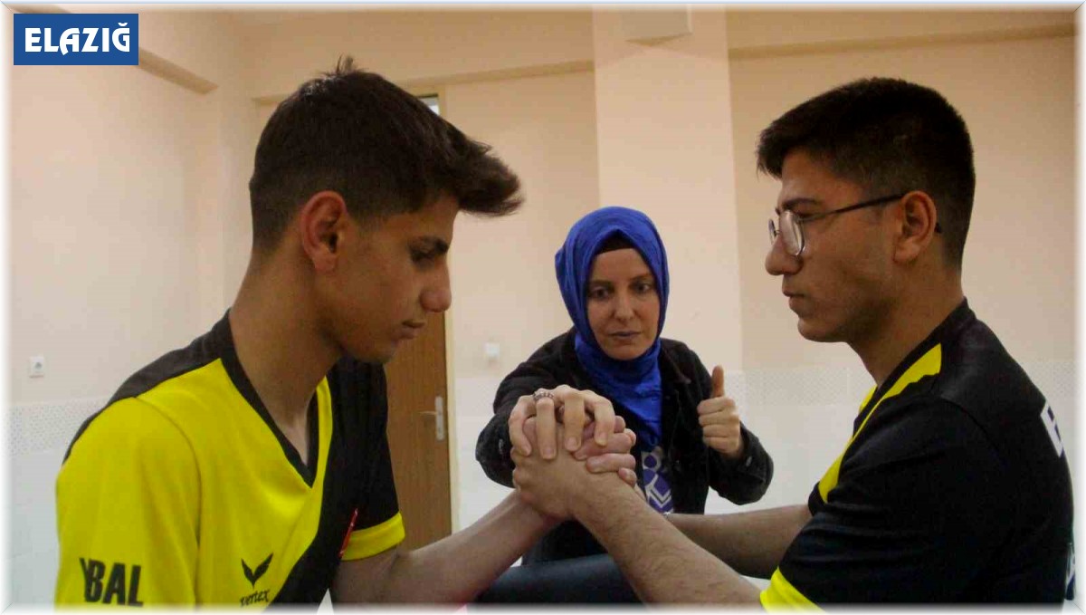 Dünya şampiyonu Emel öğretmen artık öğrencileri için ter döküyor