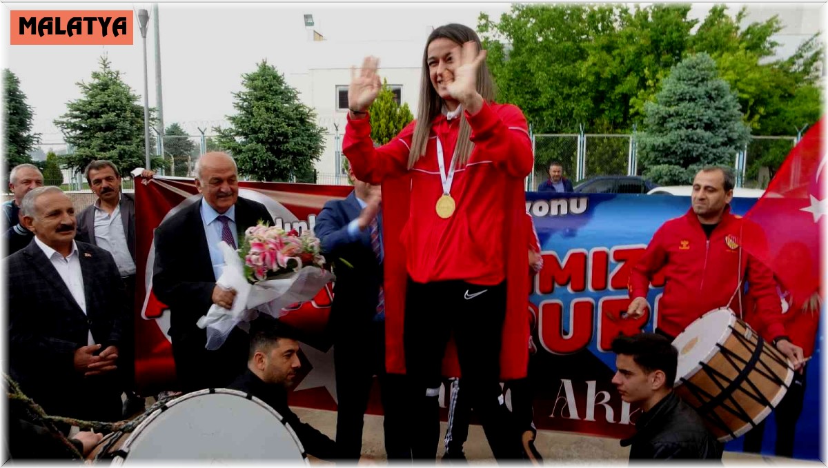 Dünya şampiyonu Hatice Akbaş'a Malatya'da coşkulu karşılama
