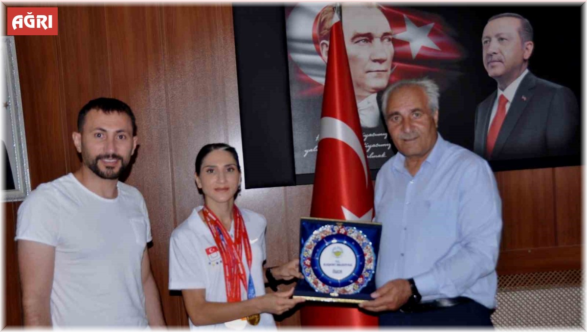 Dünya Üniversite Oyunları’nda bronz alan milli atlet Fatma Karasu Eleşkirt’e geldi