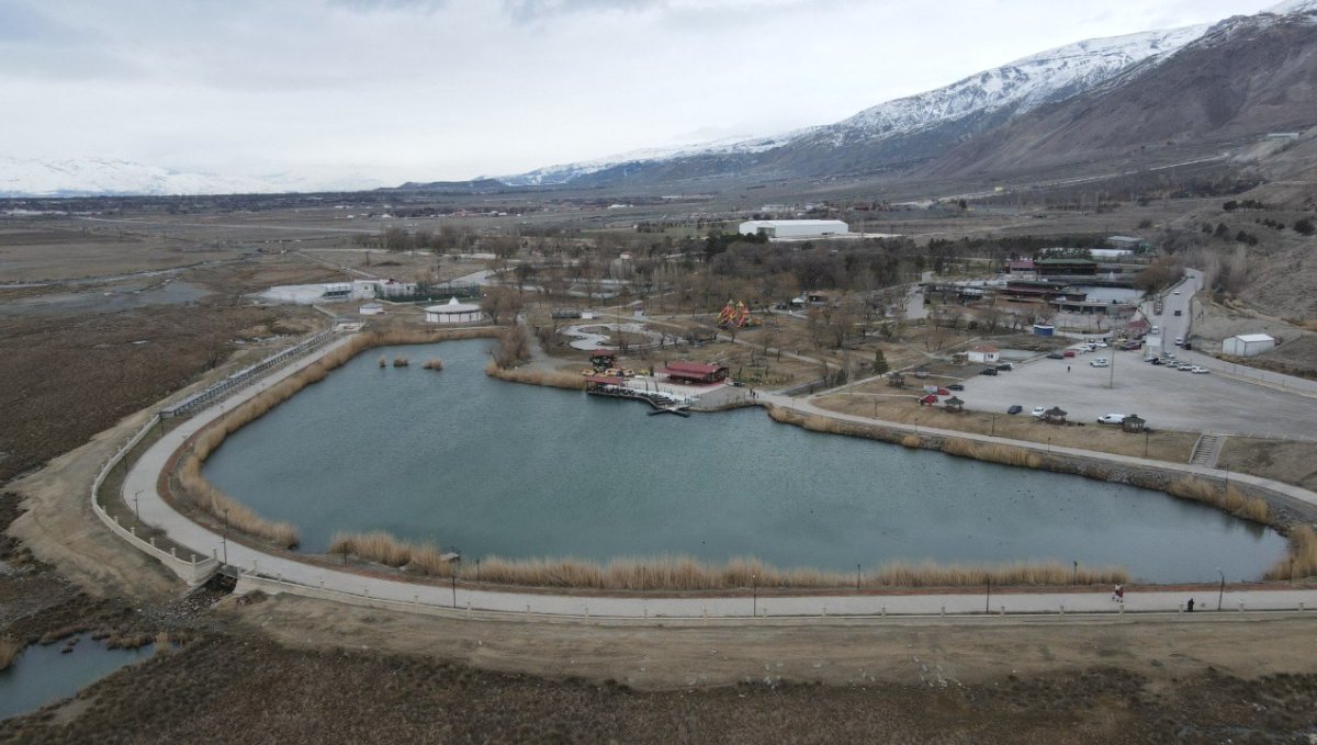 Dünyada nadir görülen doğal oluşum: 5 ayrı su aynı noktadan çıkıyor