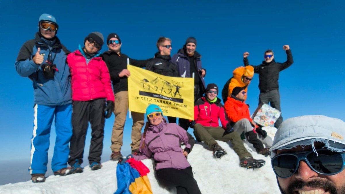 Dünyanın dört bir yanından gelen dağcılar, Ağrı Dağı zirvesine tırmandı