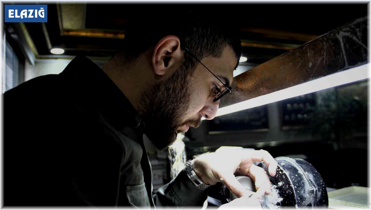 Dünyanın en iyi 5 tespih ustası arasında görülen Osman Kiraz: "Tespih yatırım aracı olarak görülüyor"