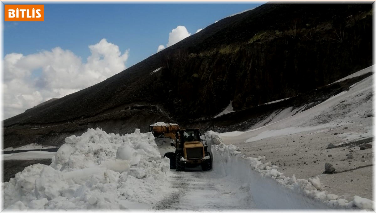 Dünyanın ikinci büyük krater gölü zirvesinde 5 metrelik karla mücadele