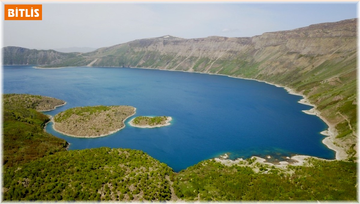 Dünyanın ikinci büyük krater gölünde turizm sezonu açıldı