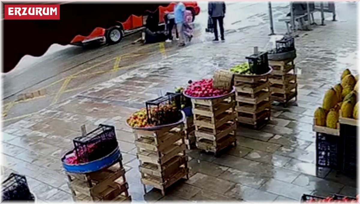 Durağa yanaşan minibüsteki kadın yolcu açılan kapıdan düşerek yaralandı