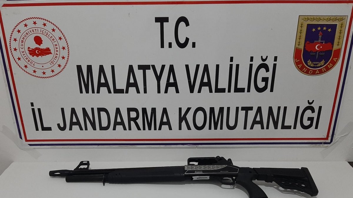 Durdurulan araçta silahlar ele geçirildi